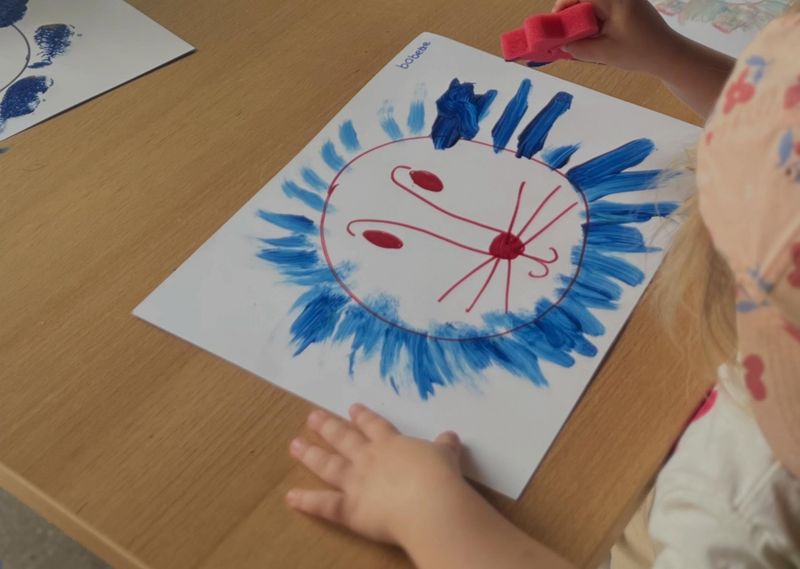 Een geschilderde leeuw met blauwe manen
