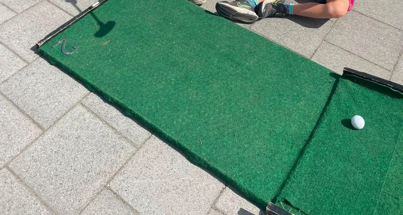 Een minigolfbaan met een wit balletje
