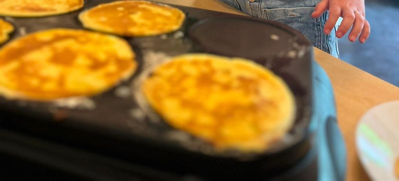 Goudgele pannenkoekjes bakken in een pannenkoekenpan