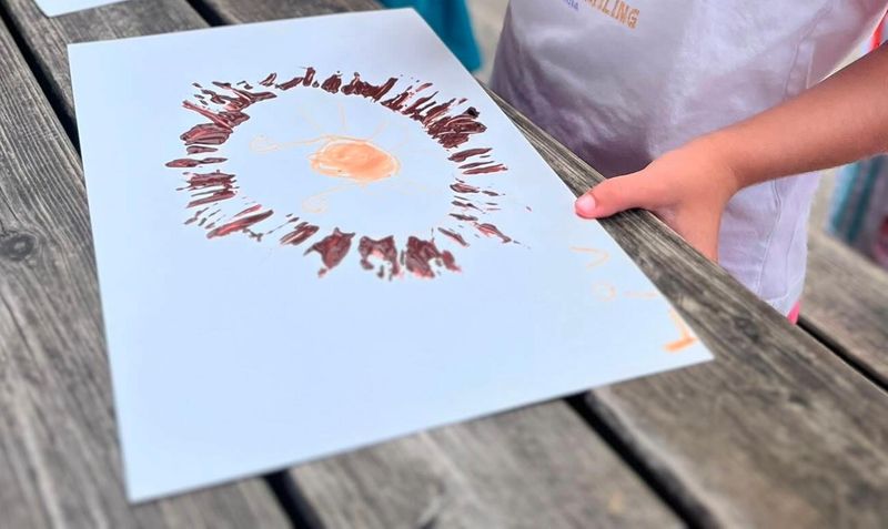 Een geschilderde zon op papier